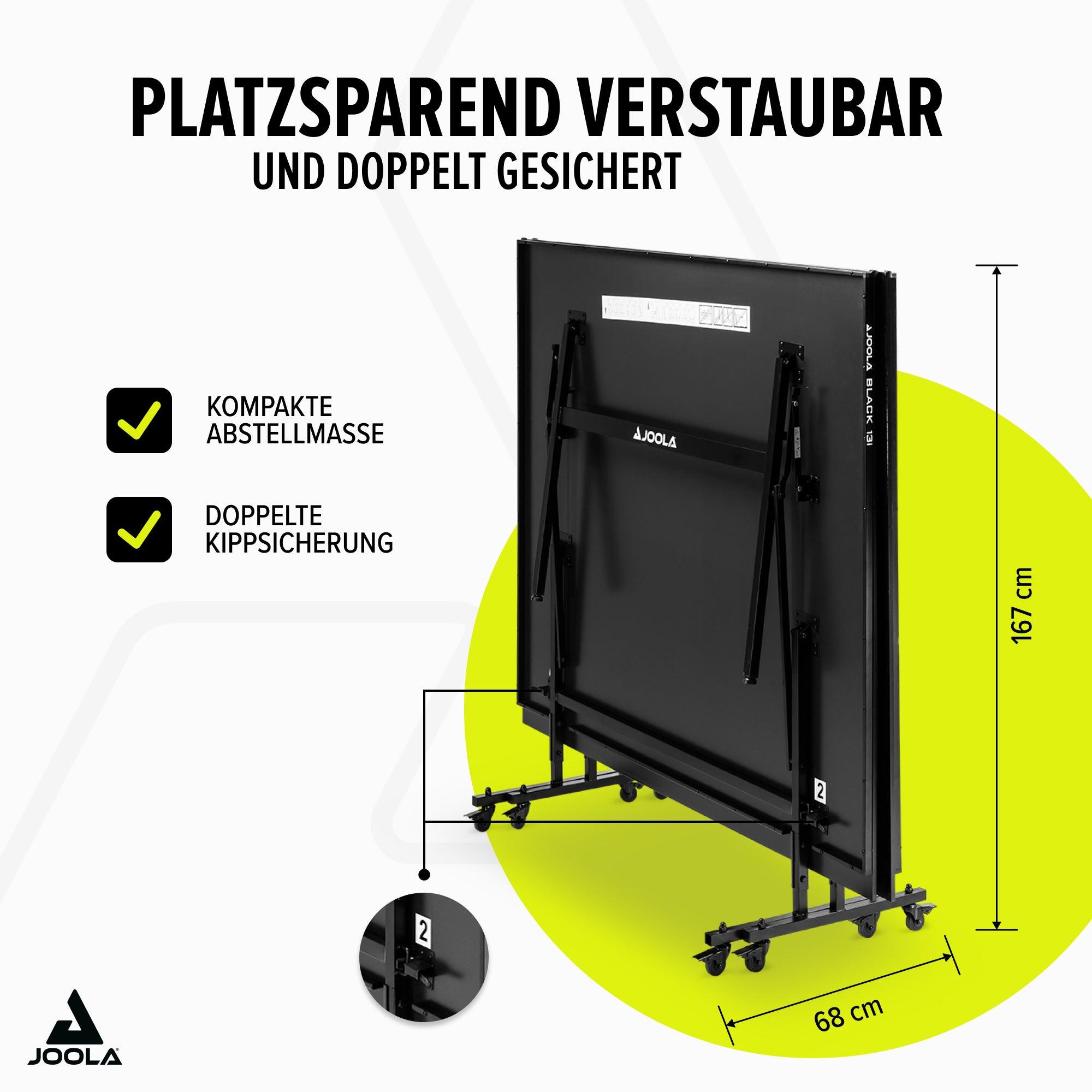 Zusammengeklappter, platzsparend verstaubarer JOOLA Tischtennistisch mit doppelter Kippsicherung, Maße 167 cm Höhe und 68 cm Breite.