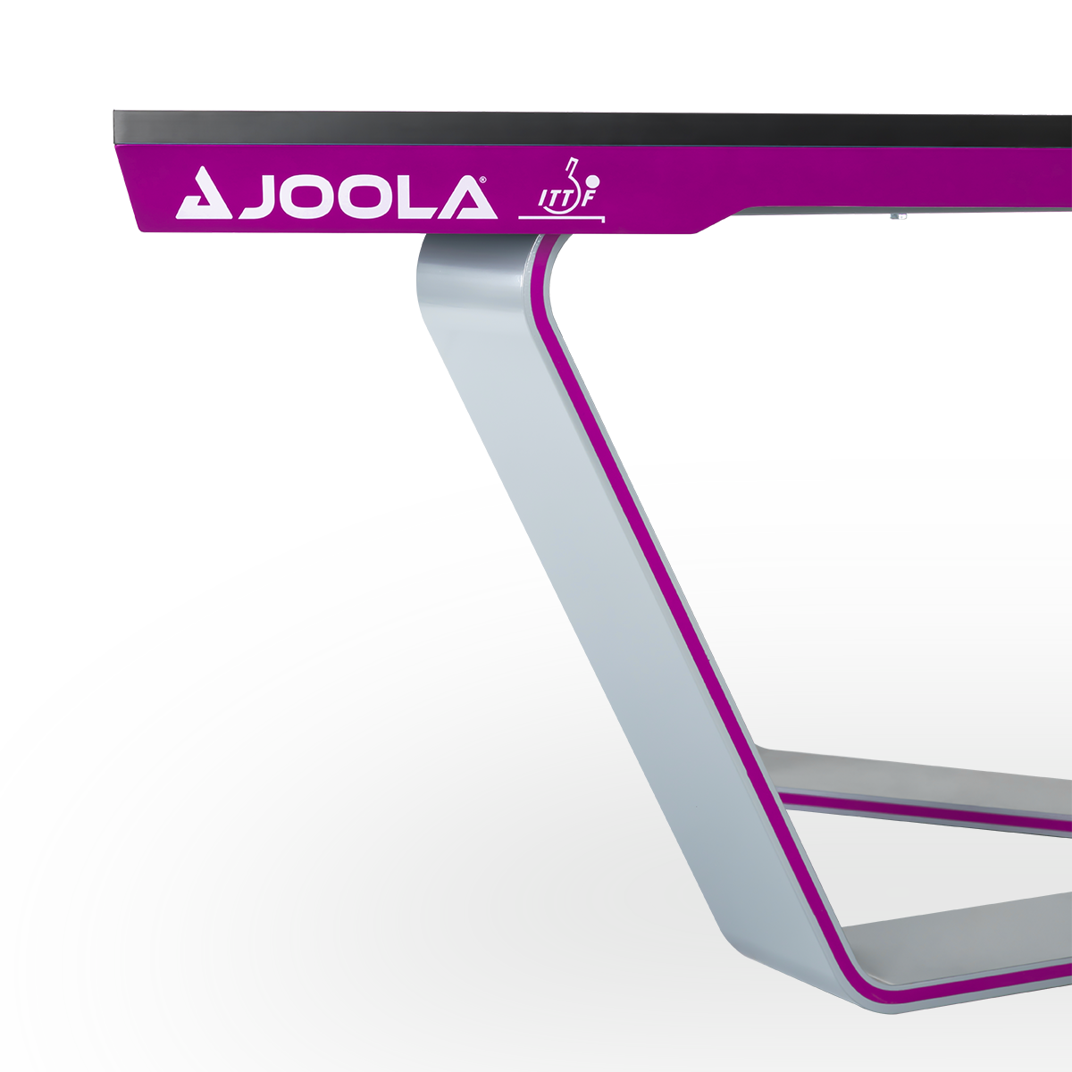 Seitenansicht eines lila JOOLA Tischtennistischs mit silbernem Gestell.