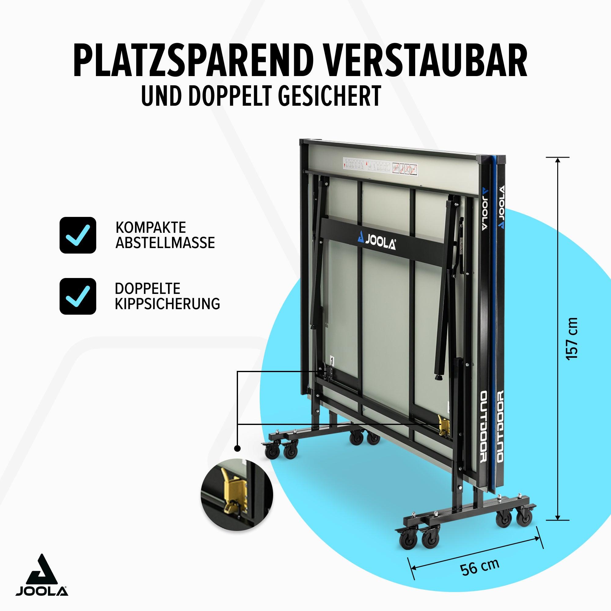 Zusammengeklappter JOOLA Outdoor-Tischtennistisch mit Maßen 157 cm Höhe und 56 cm Breite, platzsparend und doppelt gesichert.