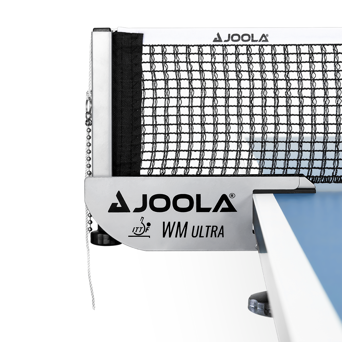 Tischtennisnetz mit Klemme und Zugseil, Marke JOOLA WM Ultra, an blauem Tischtennistisch befestigt.