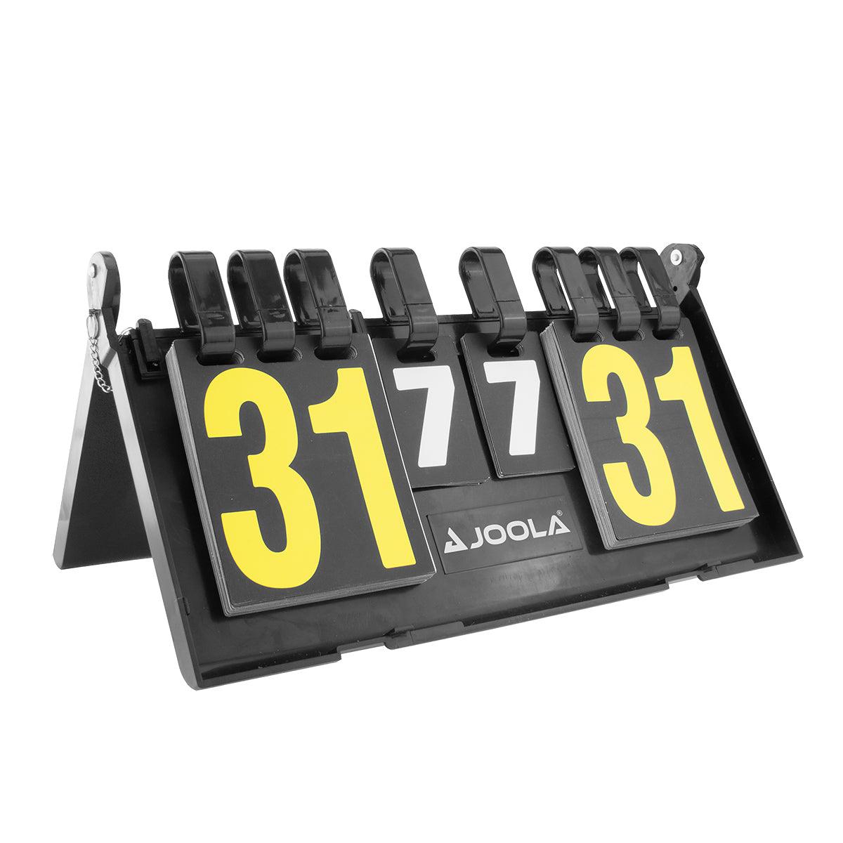Schwarze manuelle Spielstandanzeige mit gelben und weißen Zahlen von JOOLA.