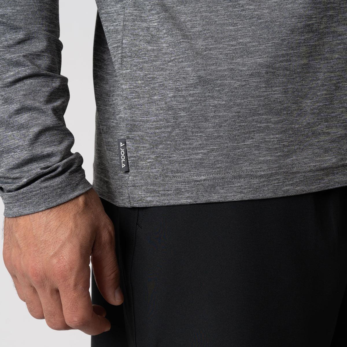 Grau meliertes Langarmshirt mit JOOLA-Logo am Saum, getragen von einer Person.