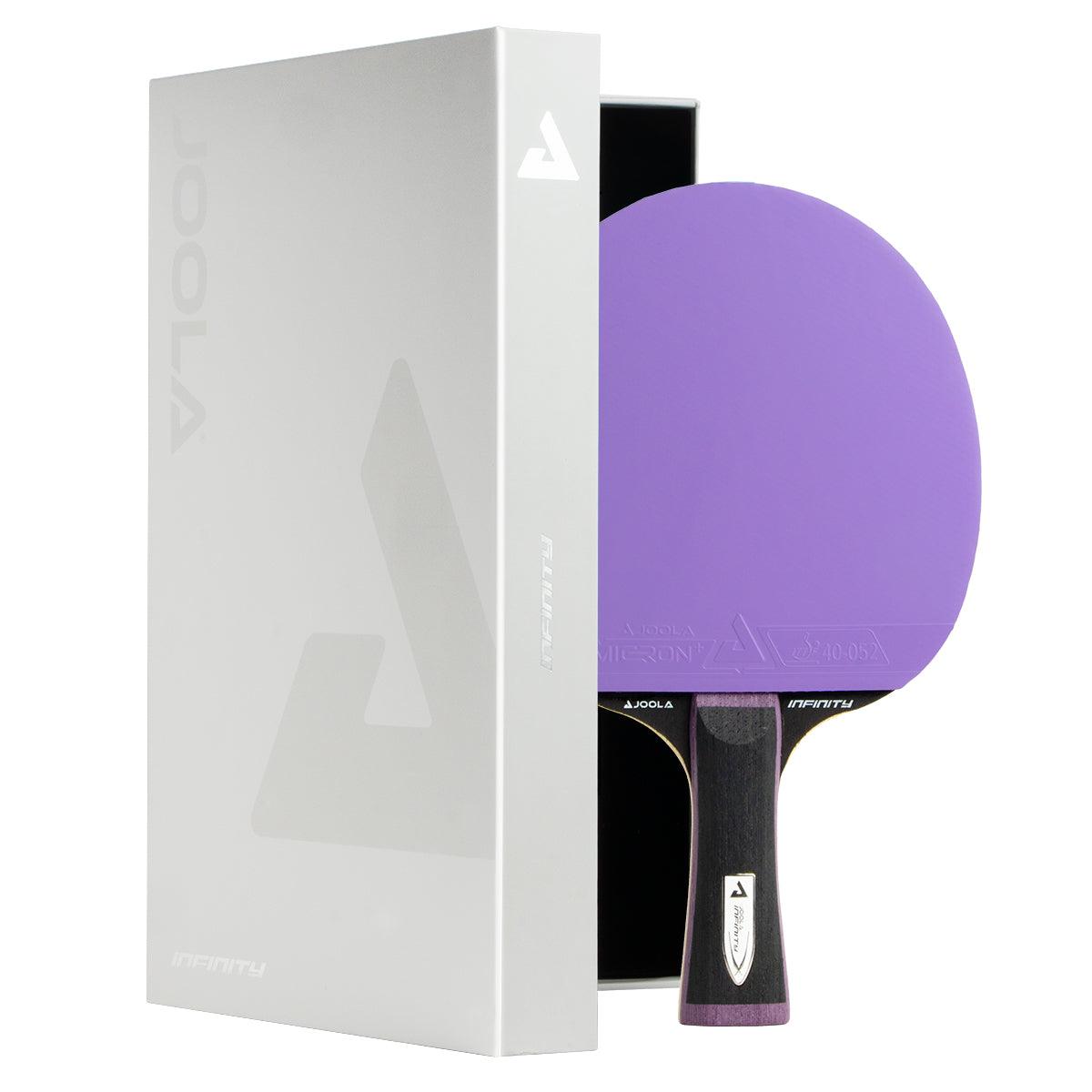Tischtennisschläger mit lila Belag und schwarzem Griff, stehend neben weißer Verpackung.