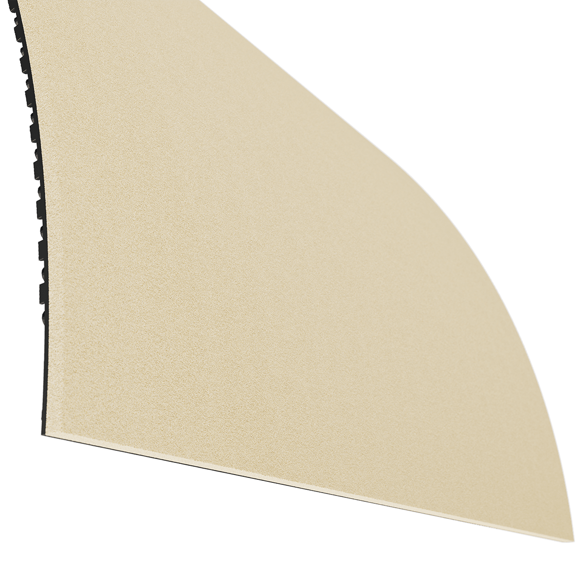 Beige Sandpapierbogen mit rauer Oberfläche und schwarzer Rückseite, leicht gebogen.