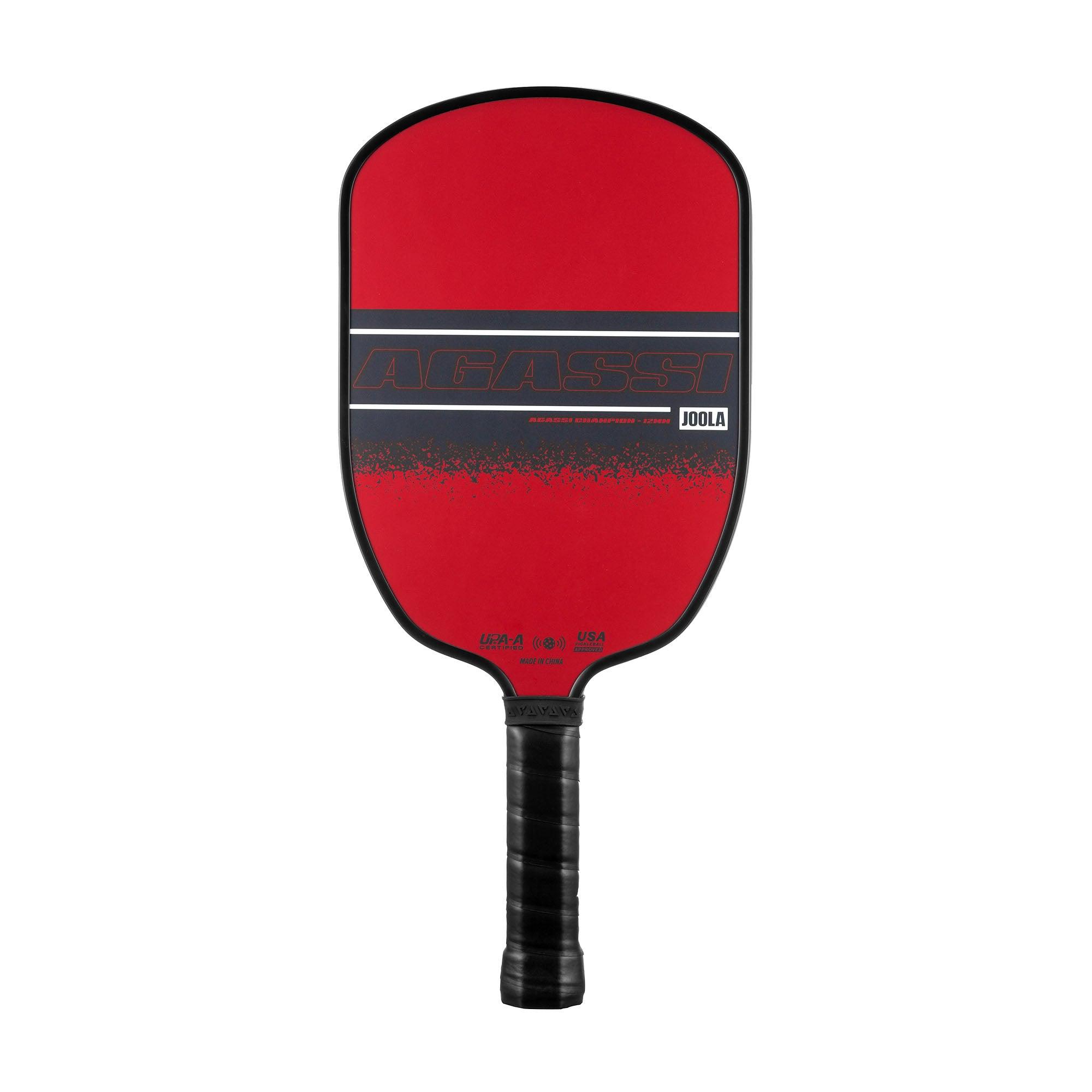 Rotes Pickleball-Schlägerblatt mit schwarzem Griff und der Aufschrift „AGASSI“ von JOOLA.