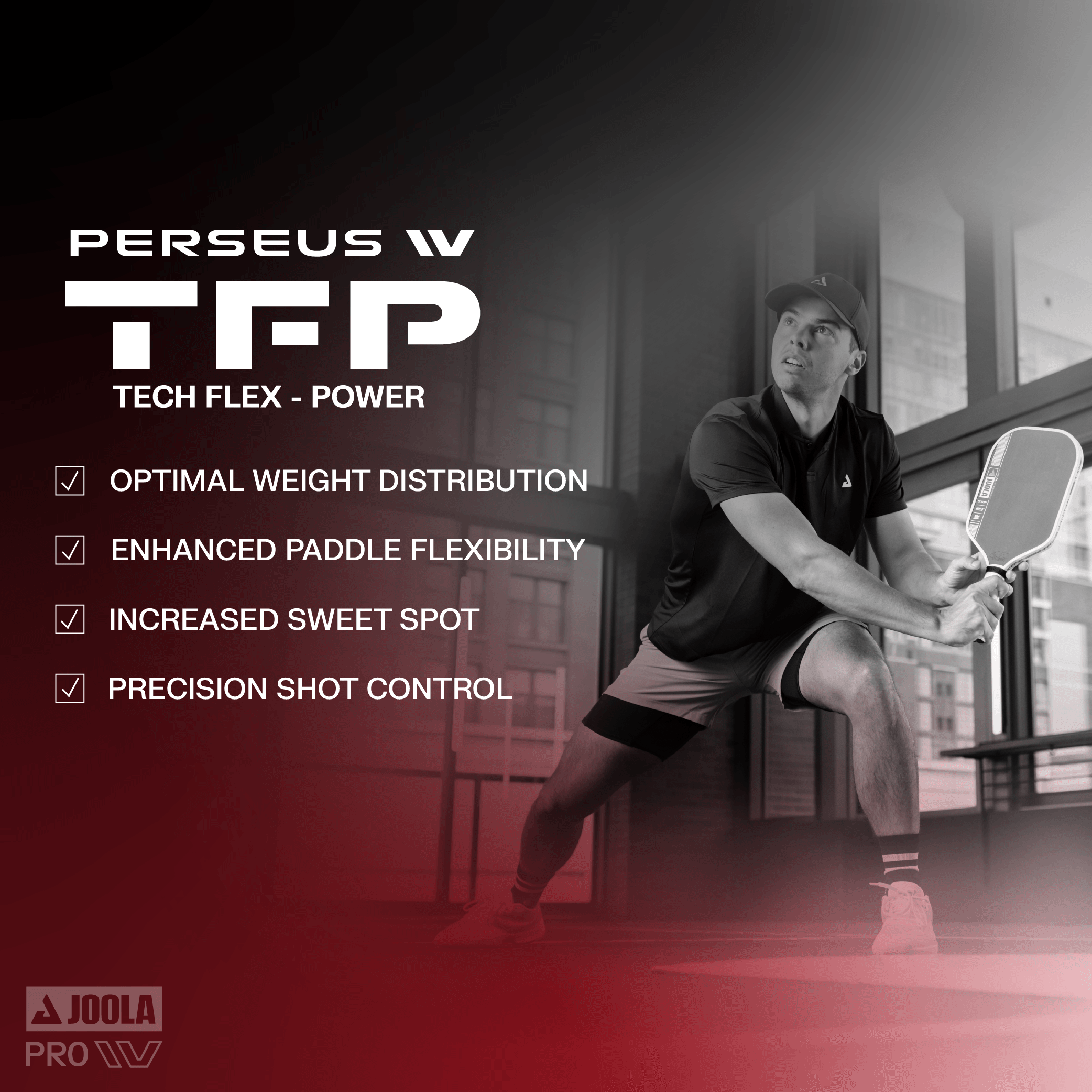 Schwarz-weißes Bild eines Mannes mit JOOLA Pro W Tischtennisschläger in Spielposition, daneben Text mit Produktmerkmalen des PERSEUS W TFP (Tech Flex Power) Tischtennisschlägers.