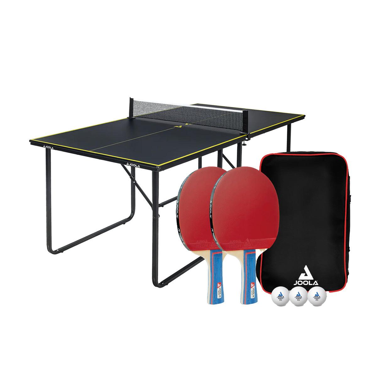 Klapptisch-Tennis-Set mit schwarzem Tisch, Netz, zwei roten Schlägern, drei weißen Bällen und schwarzer Tragetasche.