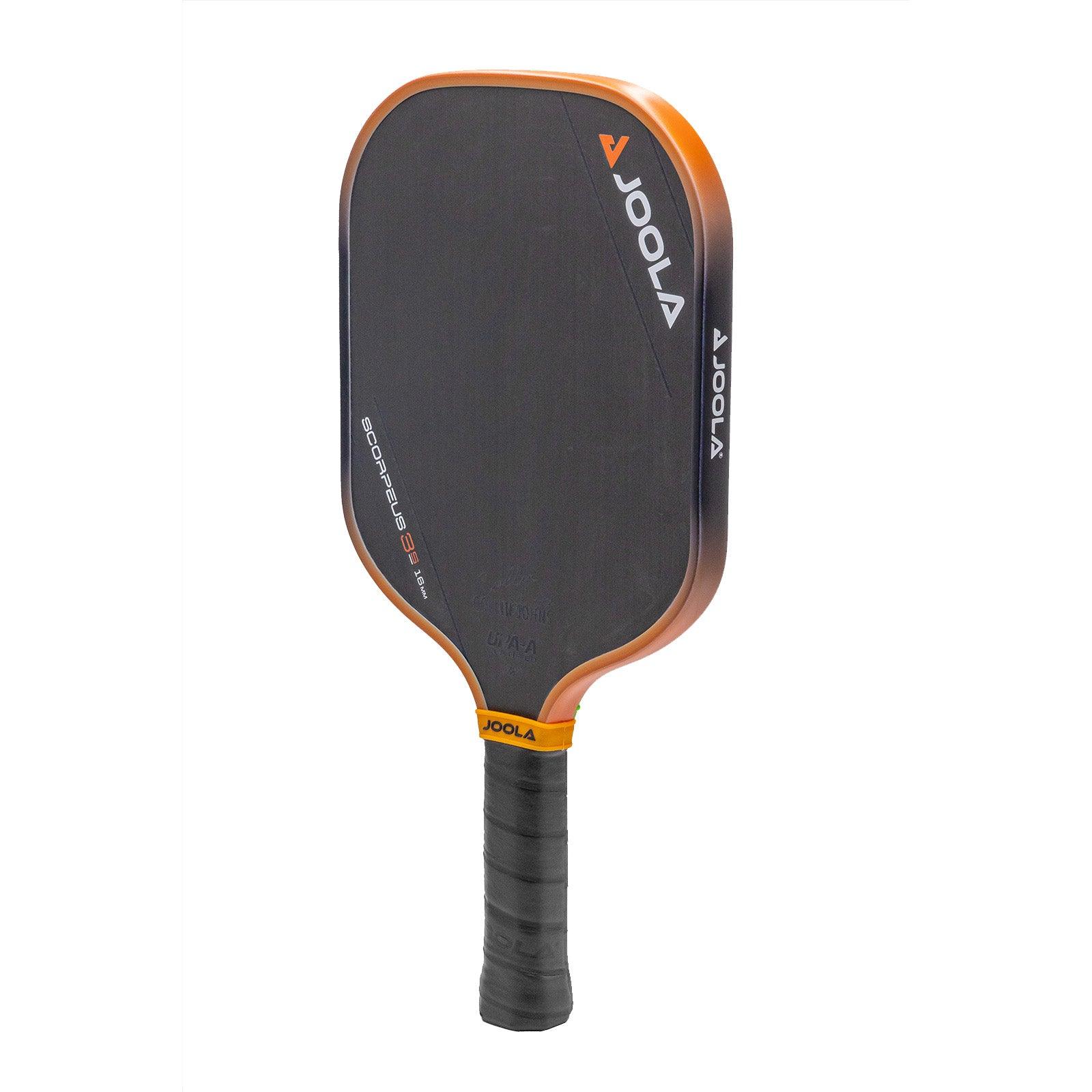 Rückansicht des JOOLA Pickleball Schläger Collin Johns Scorpeus 3S 16, mit Sicht auf die Materialbeschaffenheit.