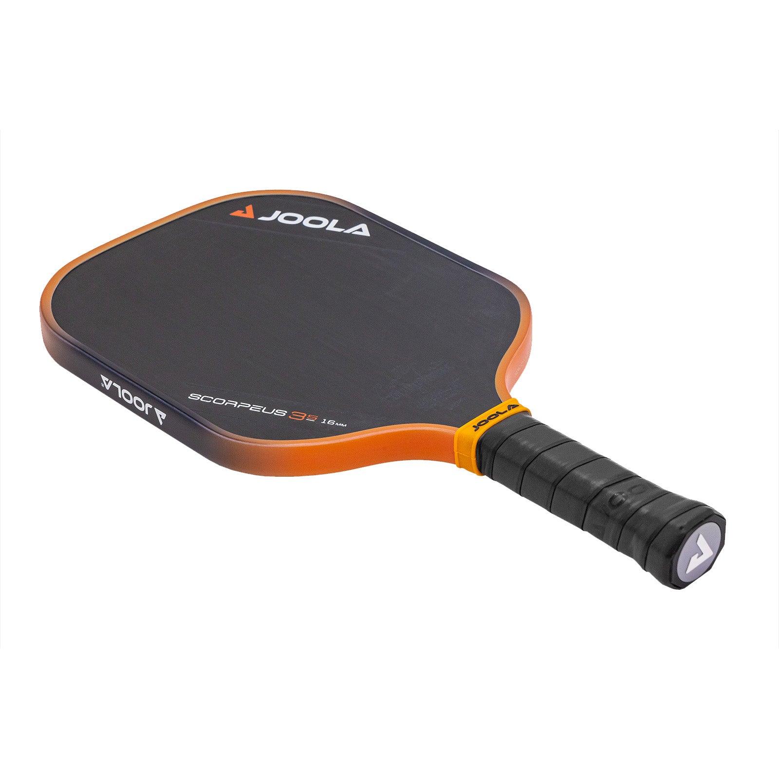 Fokus auf die Kanten des JOOLA Pickleball Schläger Collin Johns Scorpeus 3S 16, zeigt präzise Verarbeitung.