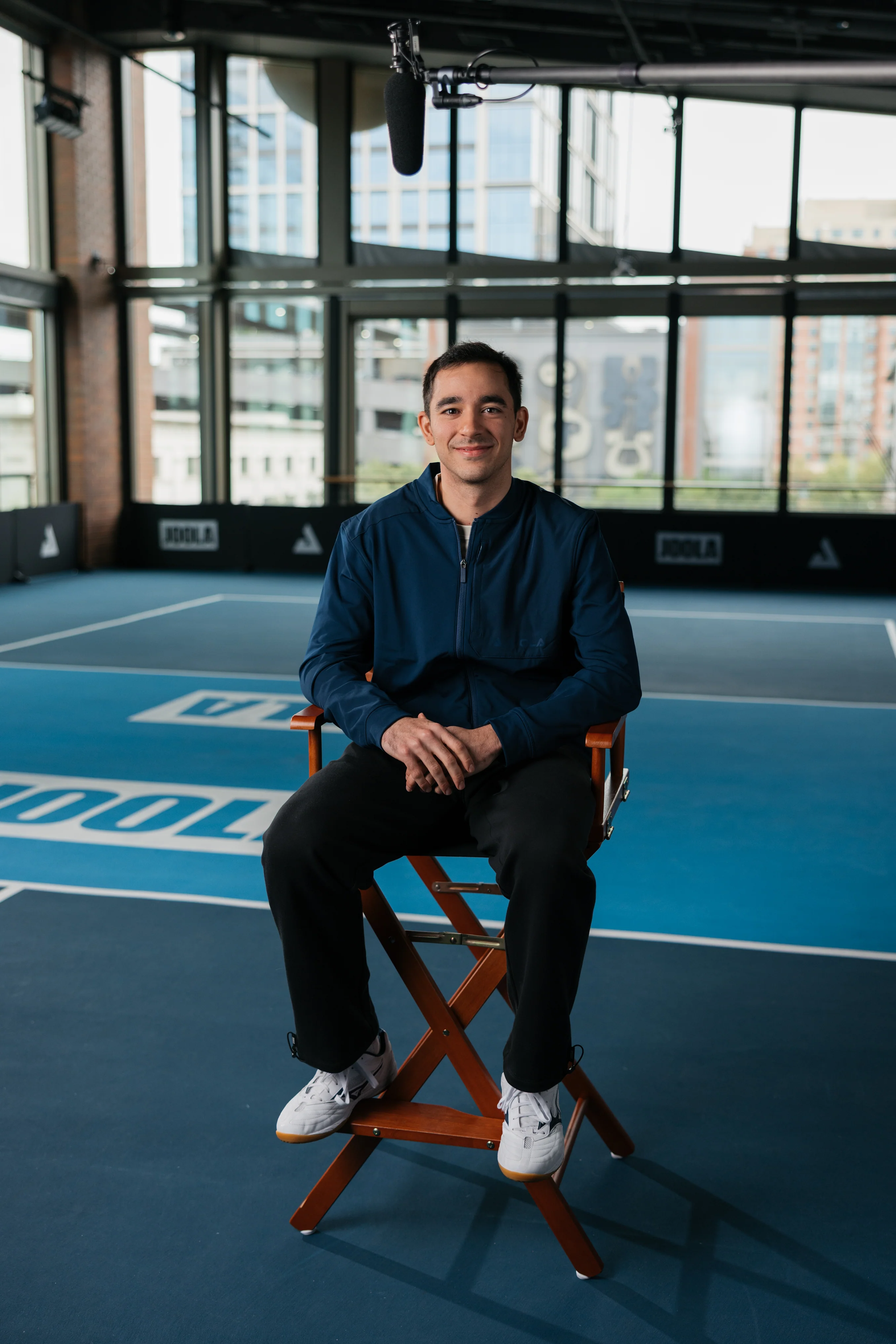 Hugo Calderano sitzt auf einem Regiestuhl